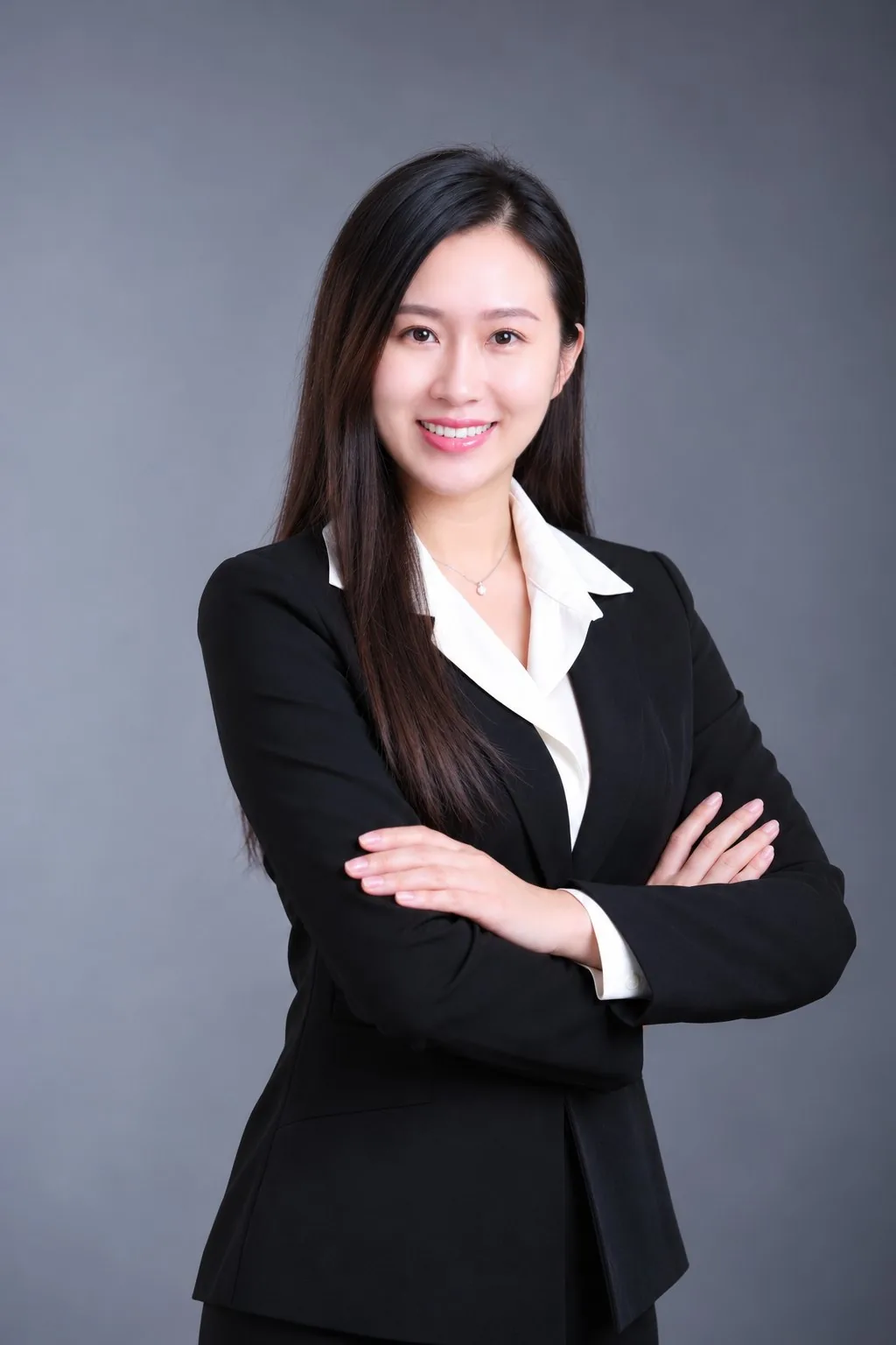 畢業生黑西裝專業形象照,完整保留全身及原圖構圖